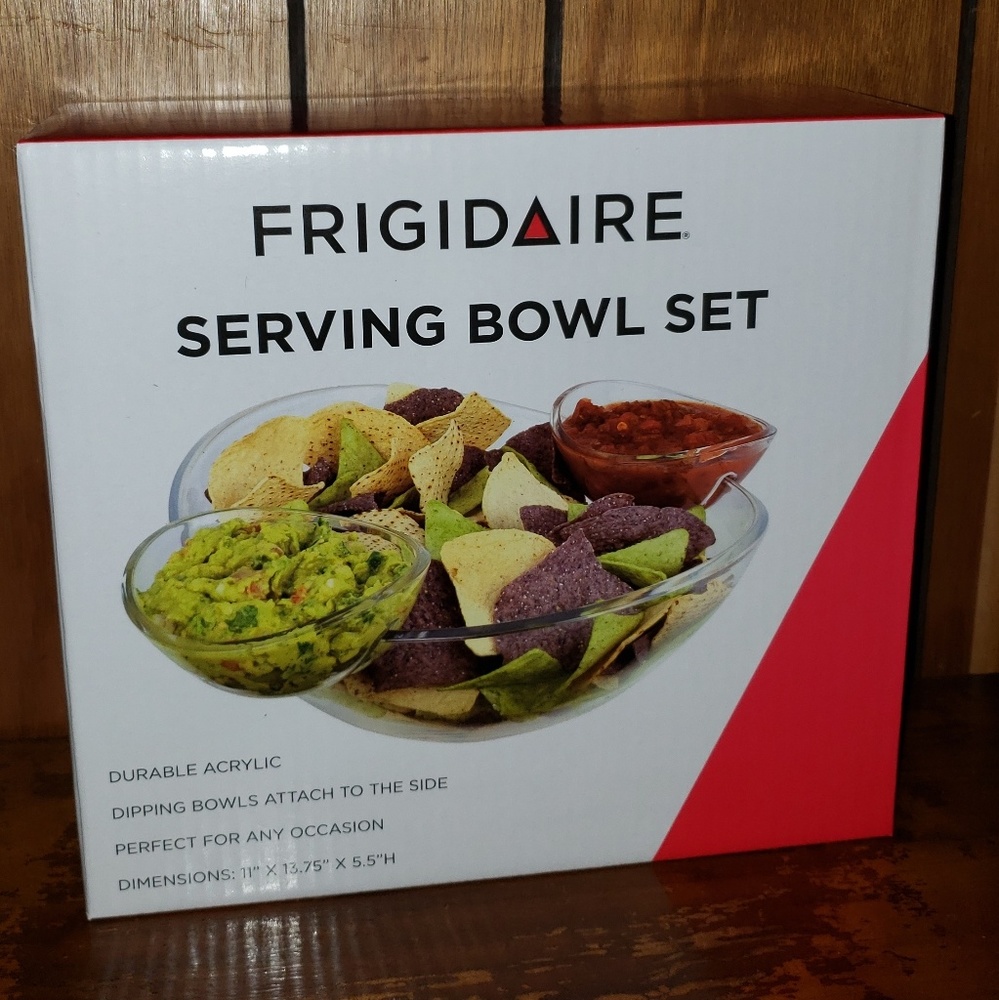 NWT Serving Bowl Set